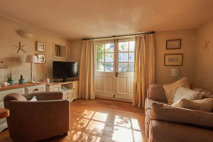 Living area- click for photo gallery